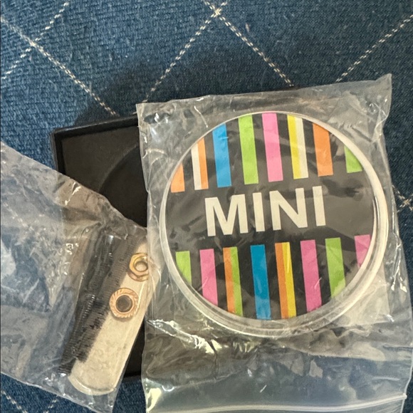 Mini Cooper Grille Badge @ license plate frame - Picture 5 of 5